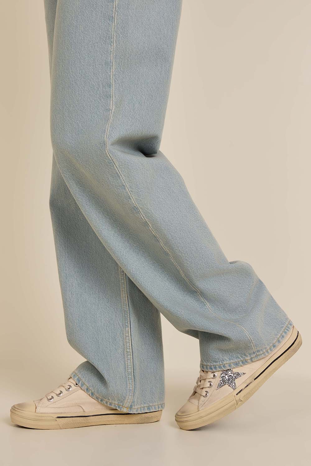 תמונת כל הלוק של נעלי סניקרס וי סטאר